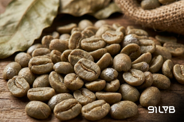 Hạt cà phê Arabica thuôn dài, có rãnh giữa uốn nhẹ chữ S