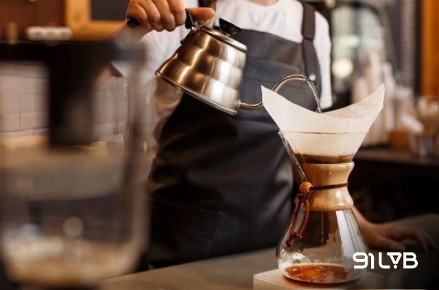 Tip cho tách Pour-over cân bằng là nếu cảm thấy quá chua, đừng ngần ngại xay bột mịn hơn để tăng chiết xuất