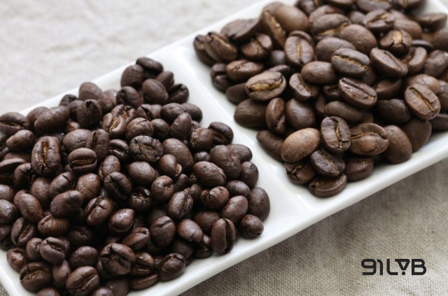 Hạt cà phê Culi (Peaberry) nằm bên trái và hạt cà phê thông thường nằm bên phải