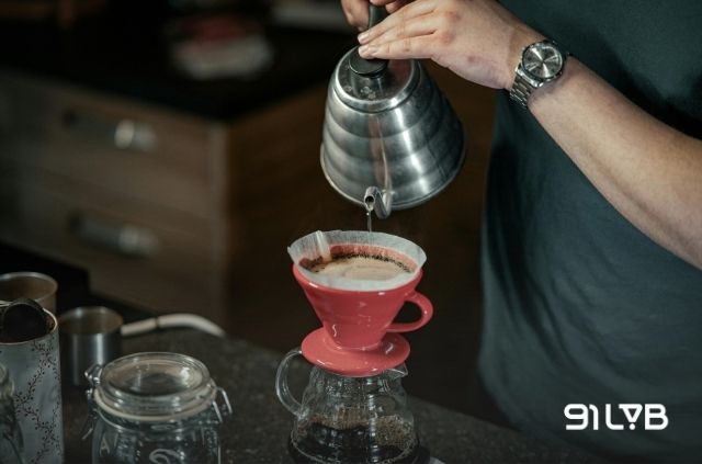 Nếu yêu thích sự tinh tế của cà phê Colombia, mức rang sáng (light roast) pha pour-over sẽ là lựa chọn lý tưởng.