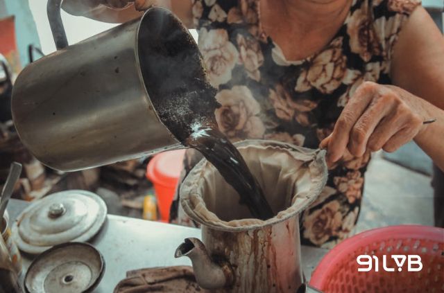 Không cần máy móc, chỉ có đôi tay quen thuộc cùng chiếc vợt vải chắt chiu trọn vẹn hương vị cà phê xưa