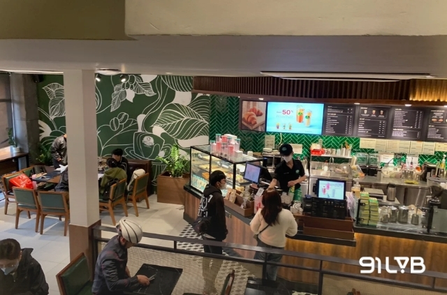 Phúc Long Coffee & Tea nổi tiếng với menu đa dạng, không gian sang trọng