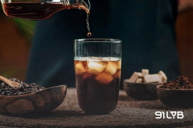 Cold Brew (Cà phê ủ lạnh) sử dụng nước lạnh hoặc nước ở nhiệt độ phòng để ngâm ủ bột cà phê trong thời gian kéo dài từ 12 đến 24 tiếng.
