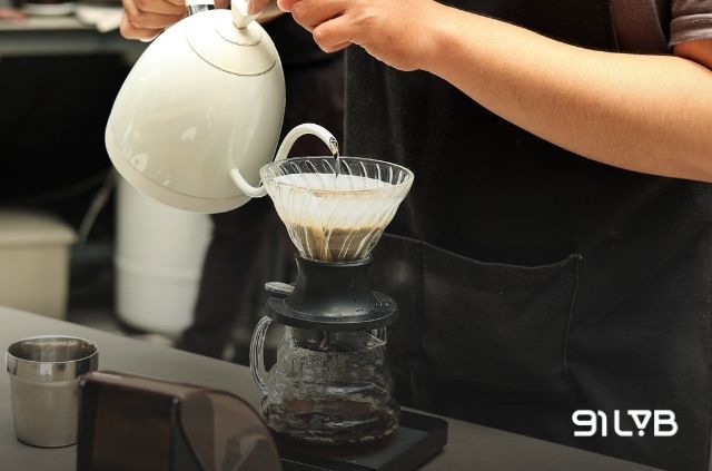 Pour Over là nghệ thuật chiết xuất tinh tế bằng cách rót nước nóng từ từ qua phễu lọc giấy, giúp làm nổi bật độ chua sáng và cấu trúc hương vị tự nhiên.