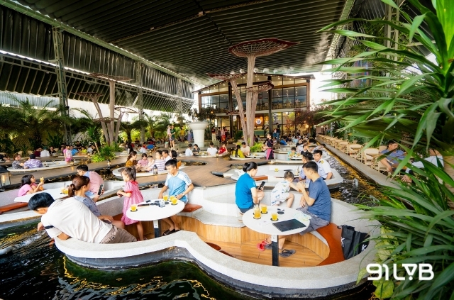 King Koi sở hữu mô hình cà phê cá Koi lớn bậc nhất Sài thành