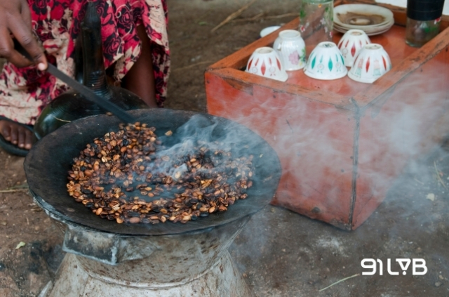 Những hạt cà phê Ethiopia tỏa ra mùi hương nồng nàn khi rang trên bếp lửa