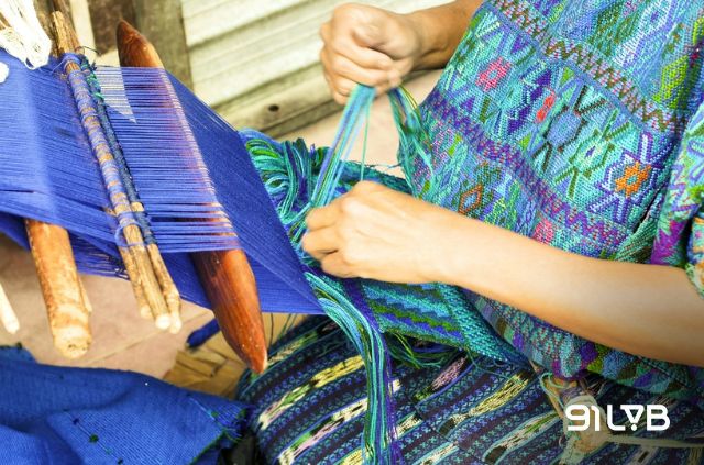 Nghề nhuộm cổ xưa mang sắc xanh indigo sống động