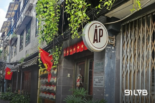Ấp Cafe là quán có vẻ đẹp hoài cổ giữa lòng quận 3