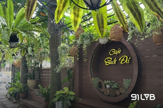 Quán Cafe Suối Đá có khu vực ngoài trời thoáng đãng, đậm chất Á Đông