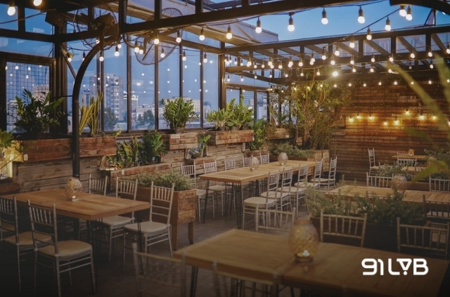 Quán sở hữu skyview đắt giá, khách hàng có thể ngắm trọn cảnh quan thành phố