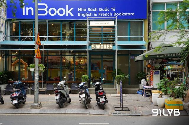 Thiết kế mở với nhiều mảng kính giúp S'mores Saigon luôn tràn ngập ánh sáng tự nhiên và năng lượng tích cực
