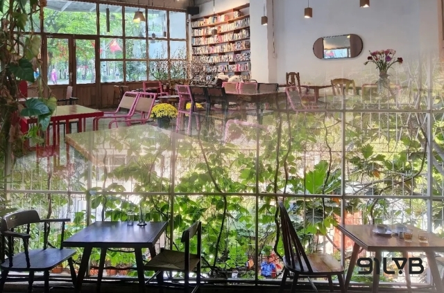 Đọc sách bên khung cửa sổ lớn đầy nắng là một trải nghiệm đáng thử tại The LIB