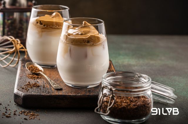 Cà phê bọt biển hay còn gọi là Dalgona coffee với lớp kem bông mịn