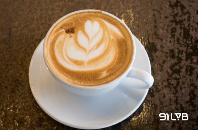 Cà phê latte (hay latte) là thức uống cà phê nổi tiếng của Ý gồm espresso pha với sữa nóng và bọt sữa