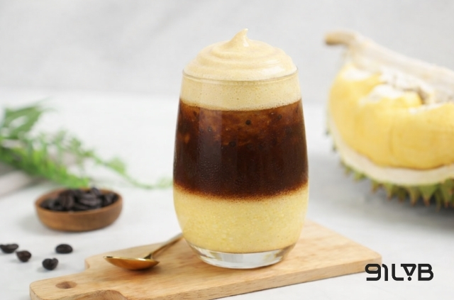 Cà phê sầu riêng mang đến trải nghiệm vị giác đa tầng với vị thơm béo của sầu riêng và hậu vị đắng êm mượt của cà phê