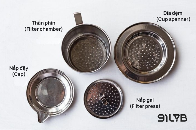 Một bộ phin bao gồm thân phin, nắp gài, đĩa đệm và nắp đậy