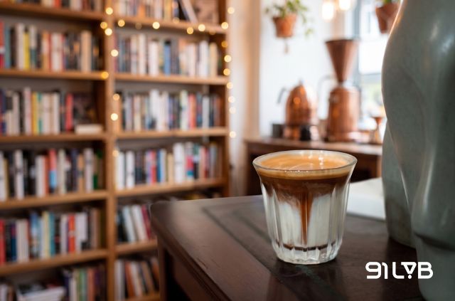 Nếu bạn thấy Latte thông thường quá nhẹ, hãy thử Dirty Latte để cảm nhận vị cà phê đậm rõ hơn bao giờ hết