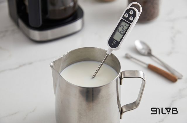 Nhiệt độ sữa lý tưởng khi pha latte nên được giữ trong khoảng 60-65°C