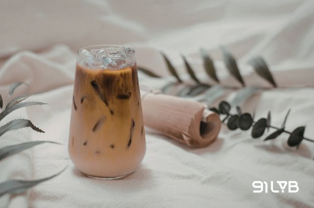 Vị đắng đặc trưng của cà phê được vỗ về bởi lớp sữa béo mịn tạo nét êm dịu trong từng ngụm thưởng thức