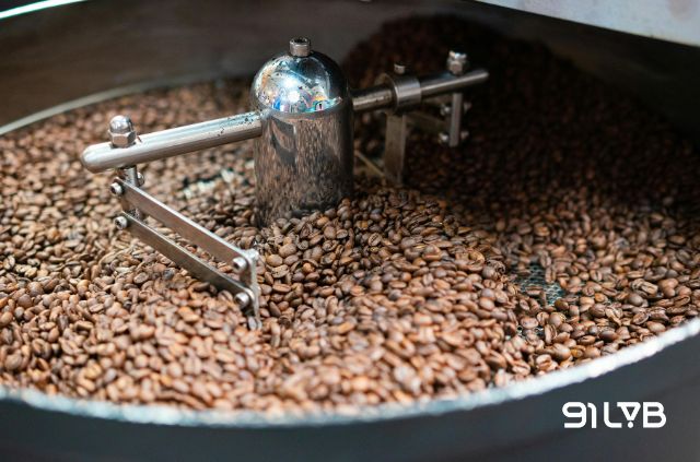 Rang xay đúng cách là bước quan trọng nhất để hạt cà phê hữu cơ “lên tiếng” về hương vị của mình