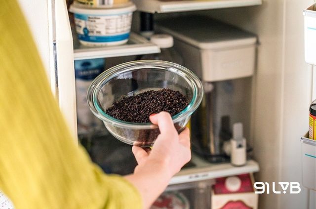Cấu trúc xốp của bã cà phê hoạt động tương tự như than hoạt tính, giúp hút ẩm và trung hòa mùi khó chịu hiệu quả