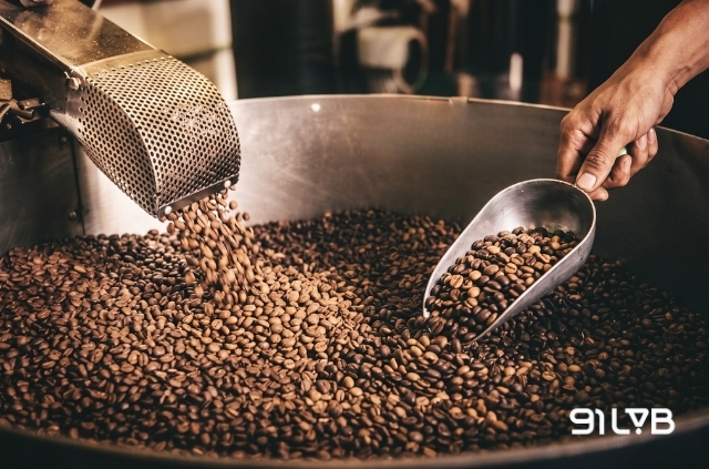 Cà phê phối trộn (coffee blend) là hỗn hợp của hai hay nhiều loại hạt cà phê có nguồn gốc khác nhau được trộn với nhau.