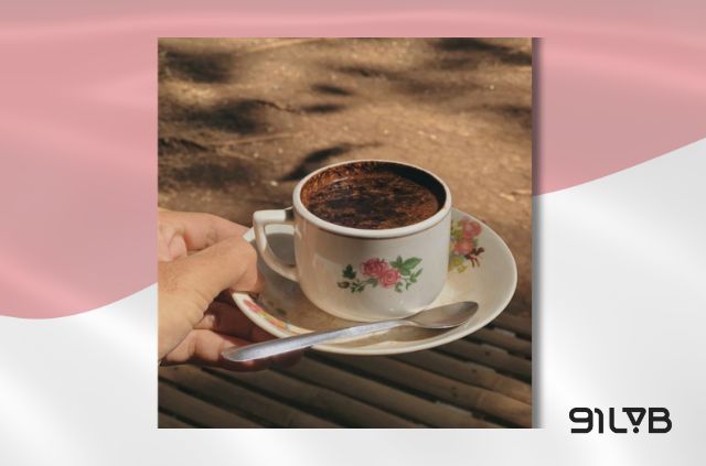 Kopi Tubruk sử dụng bột cà phê xay cực mịn pha trực tiếp cùng nước sôi sùng sục, giữ lại toàn bộ hương vị nguyên bản mà không qua màng lọc