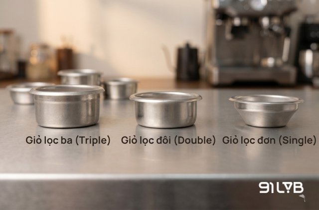 Giỏ đơn (Single) thuôn hẹp dần về đáy để gom dòng chảy, trong khi giỏ đôi (Double) và ba (Triple) mở rộng thành vách thẳng để gia tăng tối đa sức chứa