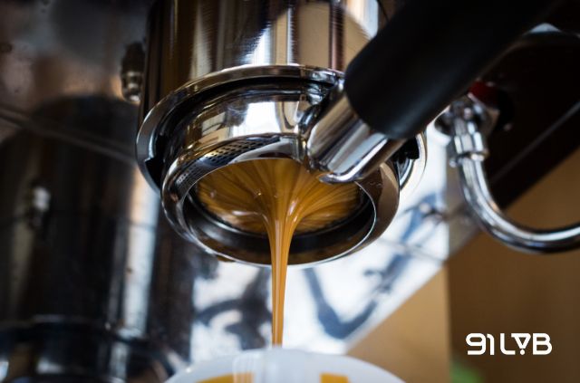 Dòng chảy espresso hội tụ tại tâm đáy từ Bottomless Portafilter là thước đo trực quan phản ánh độ đồng đều của thao tác dàn và nén bột