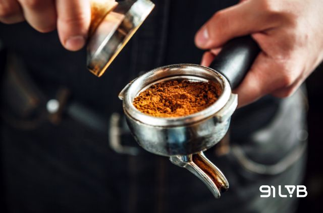 Bề mặt bánh cà phê không bằng phẳng sẽ tạo ra các khe hở, khiến nước nóng tập trung đi qua những vùng bột thưa