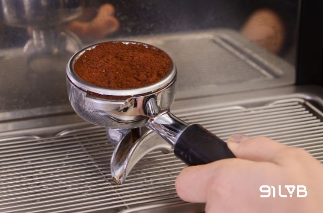 Portafilter (tay cầm lọc) đóng vai trò trung gian giữ cố định giỏ lọc giữa họng pha và lớp bột cà phê